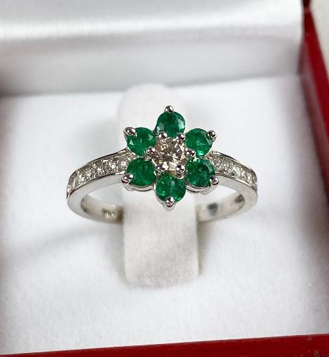 14KT White Gold Emerald Flower Ring