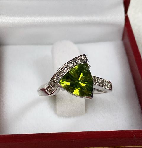 14KT White Gold Peridot Triangular Ring