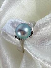 Load image into Gallery viewer, 14KT White Gold Tahitian Black Grey Pearl Ring Size 5.5
