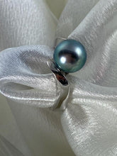 Load image into Gallery viewer, 14KT White Gold Tahitian Black Grey Pearl Ring Size 5.5
